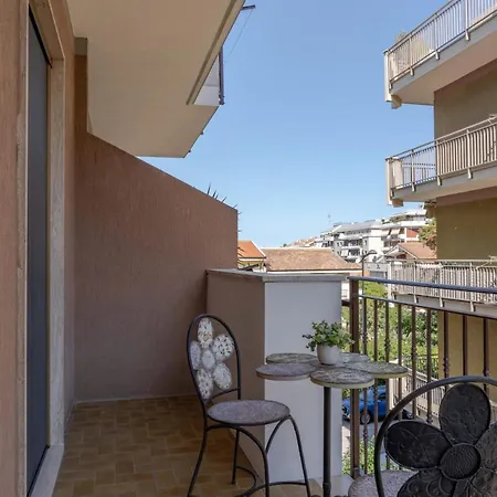 Closea House Renovated With Quality Materials Apartment