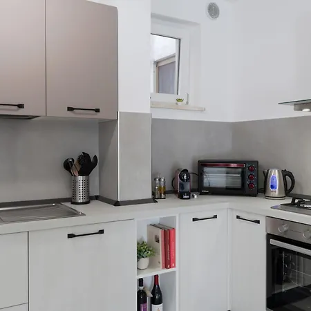 Closea House Renovated With Quality Materials דירה